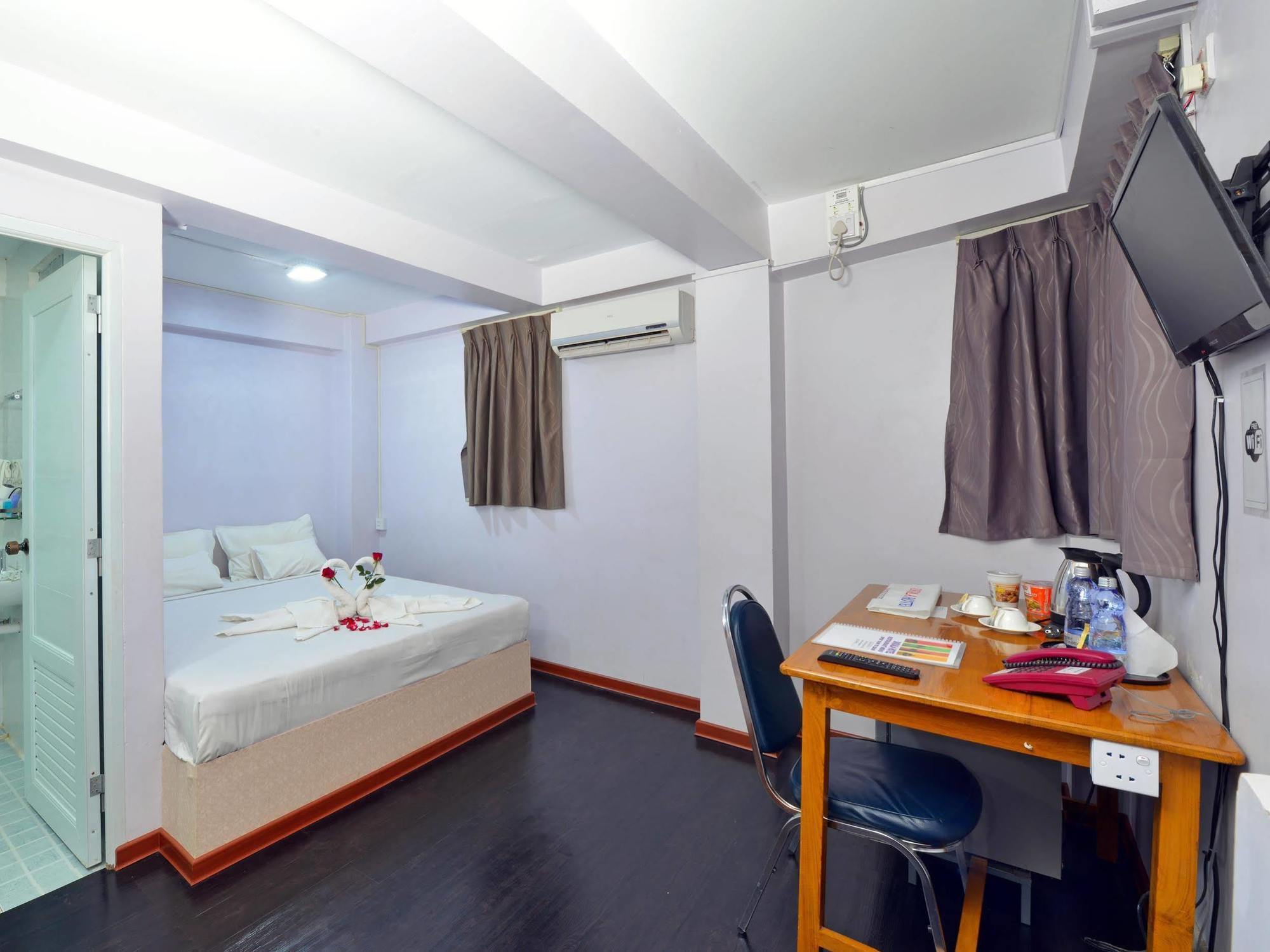 Okkala Hotel Yangon Exteriör bild
